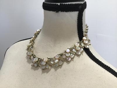 Vintage Round Shell Collar Necklace