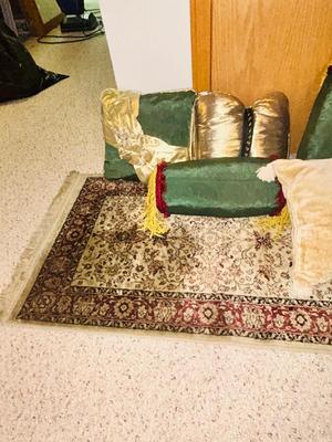 RUG, THROW PILLOWS AND WASTE BASKET