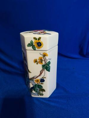 TABLE TOP BATTERY OPERATED FOUNTAIN, OLD COUPLE FIGURINES & ELIZABETH ARDEN LIDDED VASE