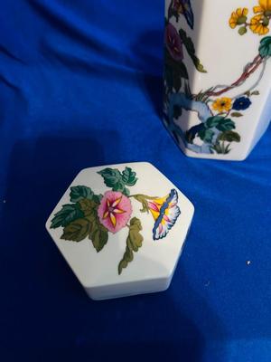 TABLE TOP BATTERY OPERATED FOUNTAIN, OLD COUPLE FIGURINES & ELIZABETH ARDEN LIDDED VASE