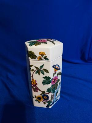 TABLE TOP BATTERY OPERATED FOUNTAIN, OLD COUPLE FIGURINES & ELIZABETH ARDEN LIDDED VASE