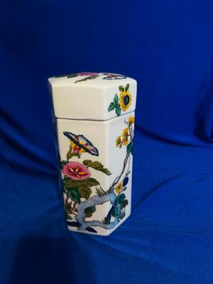 TABLE TOP BATTERY OPERATED FOUNTAIN, OLD COUPLE FIGURINES & ELIZABETH ARDEN LIDDED VASE