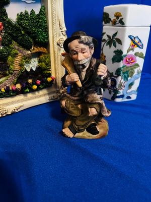 TABLE TOP BATTERY OPERATED FOUNTAIN, OLD COUPLE FIGURINES & ELIZABETH ARDEN LIDDED VASE