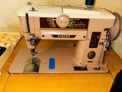 VINTAGE SINGER SEWING MACHINE IN CABINET