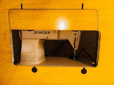 VINTAGE SINGER SEWING MACHINE IN CABINET