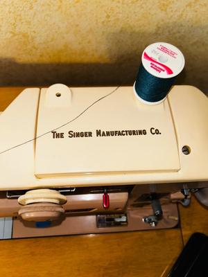 VINTAGE SINGER SEWING MACHINE IN CABINET