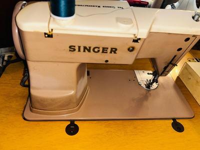 VINTAGE SINGER SEWING MACHINE IN CABINET