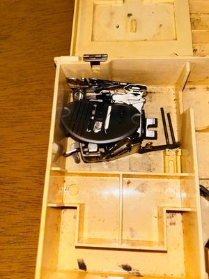 VINTAGE SINGER SEWING MACHINE IN CABINET