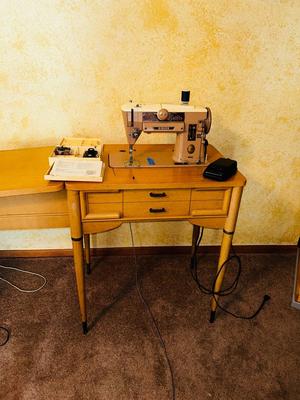 VINTAGE SINGER SEWING MACHINE IN CABINET