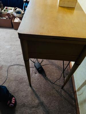 VINTAGE SINGER SEWING MACHINE IN CABINET