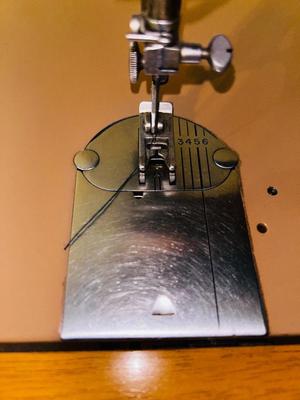 VINTAGE SINGER SEWING MACHINE IN CABINET