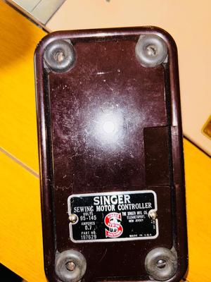 VINTAGE SINGER SEWING MACHINE IN CABINET