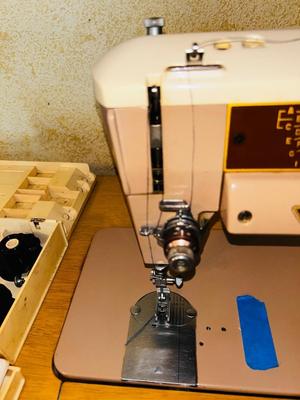 VINTAGE SINGER SEWING MACHINE IN CABINET