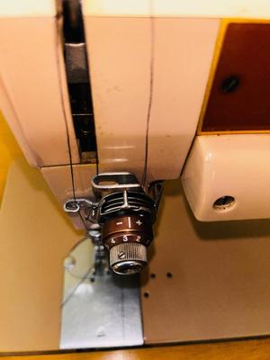 VINTAGE SINGER SEWING MACHINE IN CABINET