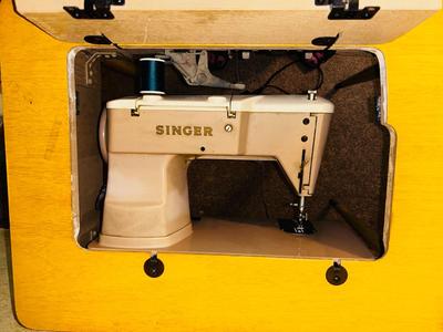 VINTAGE SINGER SEWING MACHINE IN CABINET