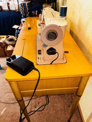 VINTAGE SINGER SEWING MACHINE IN CABINET