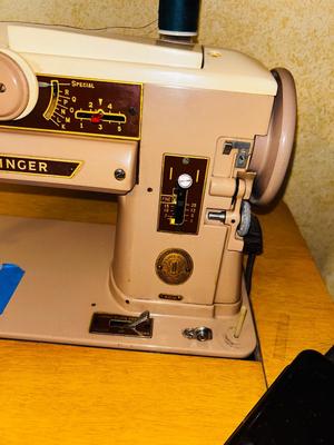 VINTAGE SINGER SEWING MACHINE IN CABINET
