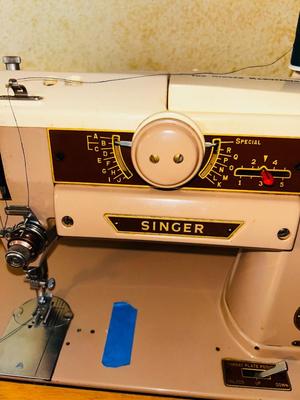 VINTAGE SINGER SEWING MACHINE IN CABINET