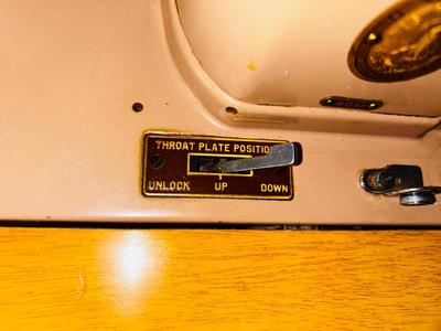 VINTAGE SINGER SEWING MACHINE IN CABINET