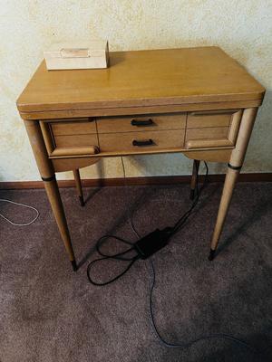VINTAGE SINGER SEWING MACHINE IN CABINET