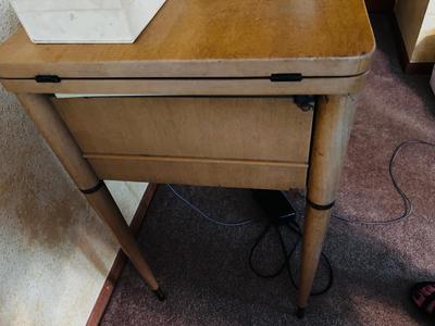 VINTAGE SINGER SEWING MACHINE IN CABINET