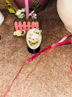 AN ASSORTMENT OF PINK DECOR