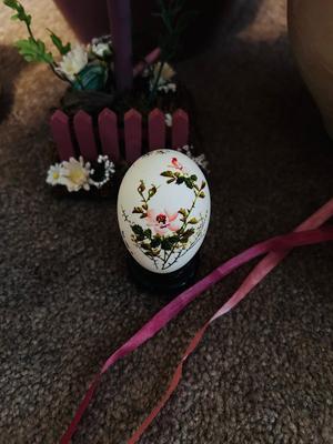 AN ASSORTMENT OF PINK DECOR