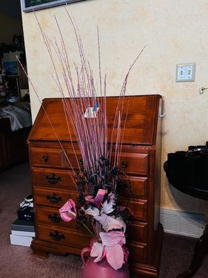 AN ASSORTMENT OF PINK DECOR