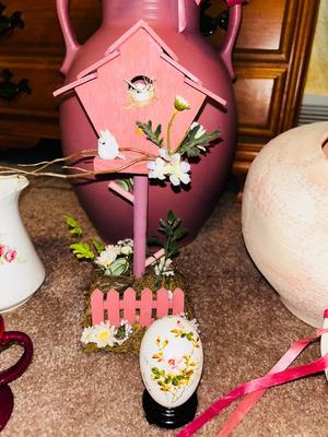 AN ASSORTMENT OF PINK DECOR
