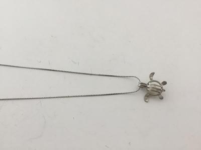 Unmarked turtle fashion necklace