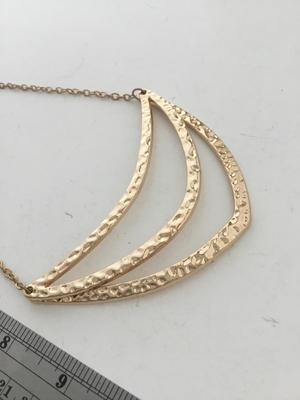 Gold tone unmarked fashion necklace