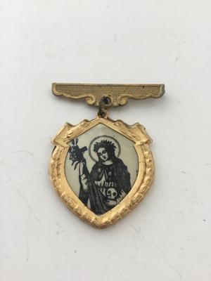 Gold tone unmarked vintage pin