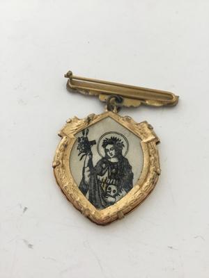 Gold tone unmarked vintage pin