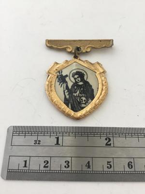 Gold tone unmarked vintage pin