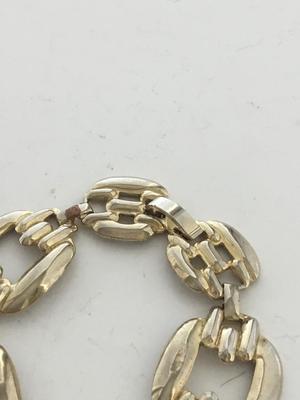 Gold tone unmarked fashion bracelet