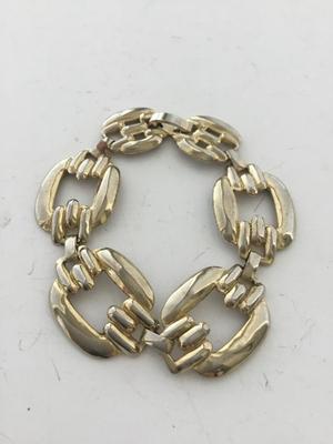 Gold tone unmarked fashion bracelet