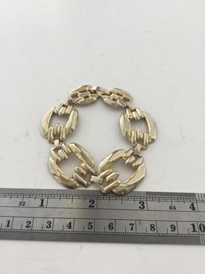 Gold tone unmarked fashion bracelet