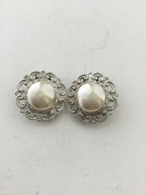 Vintage unmarked fashion clip on earrings