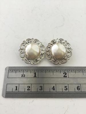 Vintage unmarked fashion clip on earrings
