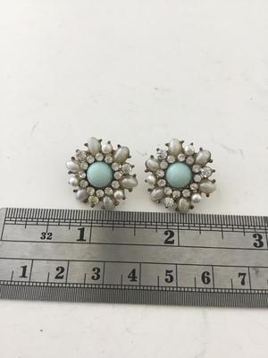 Flower stud earrings