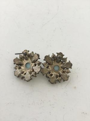 Flower stud earrings