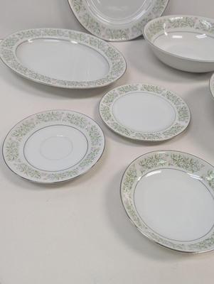 19 Pieces Place Setting Springtime By Taihel