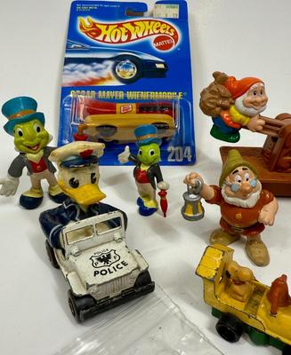 Fast Food Happy Meal Toys & Hot Wheels Lesley Die-cash Tractor Train Pull-back cars Disney Wienerschnitzel Anntena topper