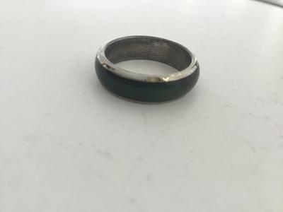 Beautiful green size 8 fashion ring