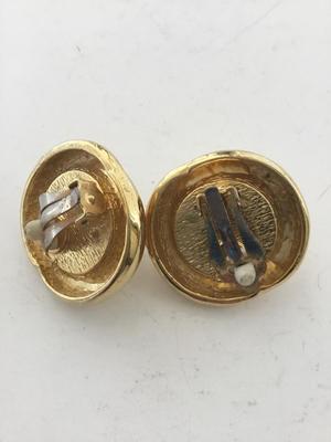 Gold tone unmarked vintage clip on earrings
