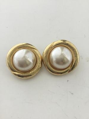 Gold tone unmarked vintage clip on earrings