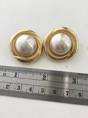Gold tone unmarked vintage clip on earrings