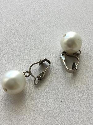 Beautiful vintage pearl type clip on earrings