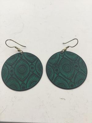 Green unmarked round fashion earrings