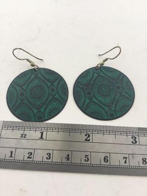 Green unmarked round fashion earrings